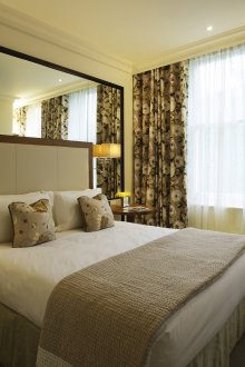 Μοντέρνο μικρό υπνοδωμάτιο με μεγάλο καθρέφτη