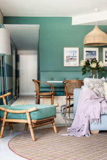 Σχεδιασμένο ζωντανό σαλόνι με έπιπλα από ψάθινα έπιπλα