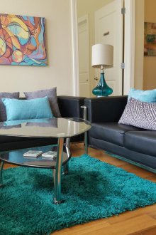 Τυρκουάζ σχέδιο καθιστικού με μαξιλάρια.