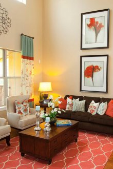 Τυρκουάζ κουρτίνες στο σαλόνι