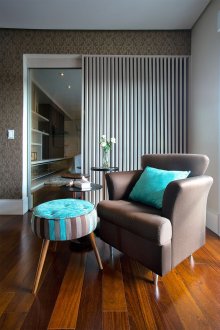 Ένας συνδυασμός τυρκουάζ και καφέ στο καθιστικό