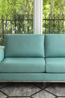 Τυρκουάζ καναπέ στο σαλόνι