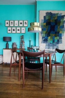 Τυρκουάζ τοίχους στο σαλόνι