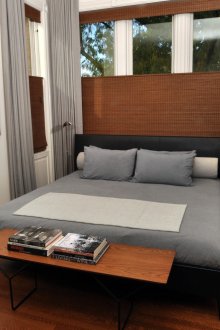 Στενή κρεβατοκάμαρα με τοίχους