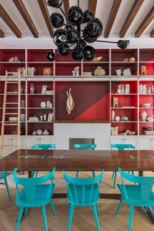 Τιρκουάζ καρέκλες στο σαλόνι