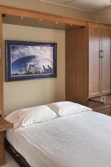 Μικρή κρεβατοκάμαρα με ντουλάπες