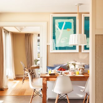 Τυρκουάζ έργα ζωγραφικής σε εξοχική κατοικία