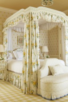 Dosel floral sobre la cama