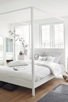 Κρεβατάκι πάνω από ένα ξύλινο κρεβάτι