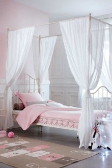 Κομοδίνο πάνω από το κρεβάτι στο φυτώριο