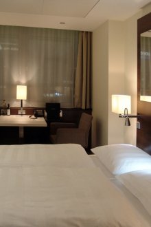 Μικρό υπνοδωμάτιο με τραπέζι