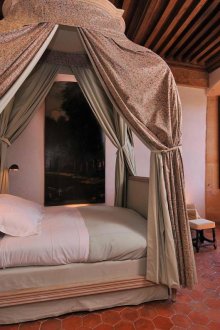 Γαλλικό στυλ θόλο πάνω από το κρεβάτι