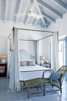 Κομοδίνο πάνω από το κρεβάτι από σφυρήλατο σίδερο