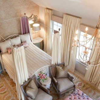 Μεταλλικό κουβούκλιο πάνω από το κρεβάτι