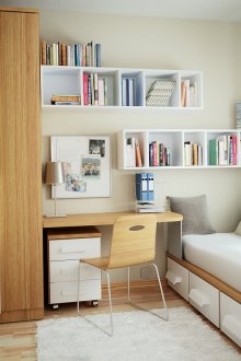 Μικρή φωτεινή κρεβατοκάμαρα με χώρο εργασίας