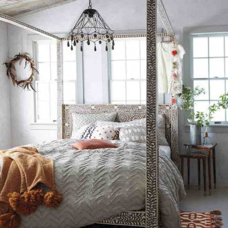 Σκαλιστό θόλο πάνω από το κρεβάτι