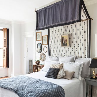 Κομοδίνο πάνω από το κρεβάτι μπλε