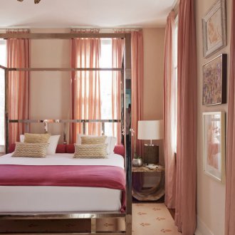 Κρεβατάκι πάνω από ένα κρεβάτι από χάλυβα