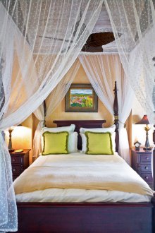 Κομοδίνο πάνω από ένα κρεβάτι από ένα τούλι