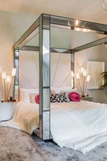 Κομοδίνο πάνω από το κρεβάτι καθρέφτη