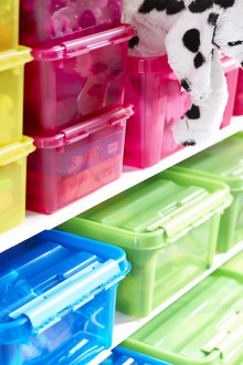 Αποθήκευση παιχνιδιών σε πλαστικά δοχεία