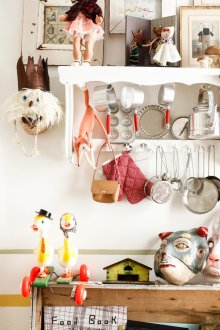 Αποθήκευση παιχνιδιών σε ράφι με γάντζους.