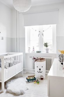 Αποθήκευση παιχνιδιών σε παιδικό μωρό