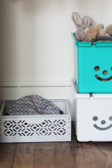 Αποθήκευση παιχνιδιών σε πλαστικά δοχεία