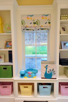 Αποθήκευση παιχνιδιών κάτω από το παράθυρο