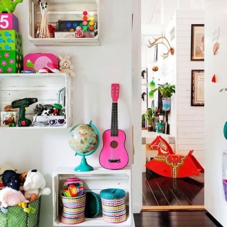 Αποθήκευση παιχνιδιών σε αναρτημένες κατασκευές στο φυτώριο