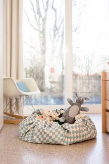 Αποθήκευση παιχνιδιών σε μια θήκη από ύφασμα