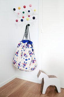 Αποθήκευση παιχνιδιών σε κρεμάστρα.