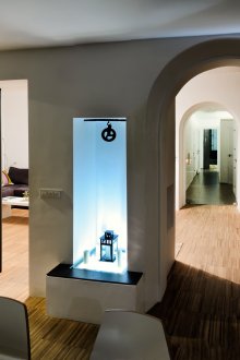 Το χώρισμα ανάμεσα στην κουζίνα και το σαλόνι είναι τοξωτό