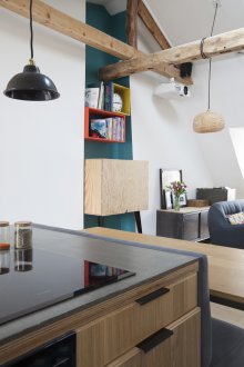 Διαχωρισμός με δοκάρια μεταξύ της κουζίνας και του καθιστικού