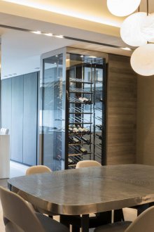 Διαχωρισμός με ένα μπαρ ανάμεσα στην κουζίνα και το σαλόνι