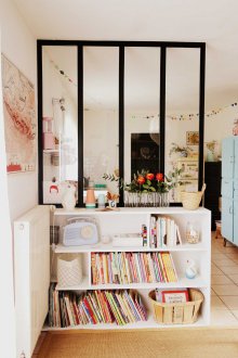 Το χώρισμα ανάμεσα στην κουζίνα και το σαλόνι είναι μαύρο