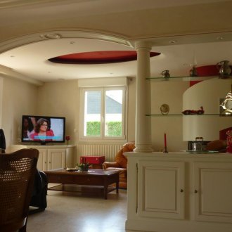 Ο χώρος ανάμεσα στην κουζίνα και το σαλόνι είναι κλασικό