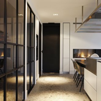 Το χώρισμα ανάμεσα στην κουζίνα και το σαλόνι είναι ασπρόμαυρο