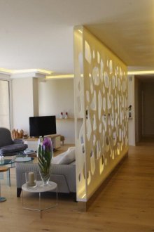 Ο χώρος ανάμεσα στην κουζίνα και το σαλόνι είναι διακοσμητικός