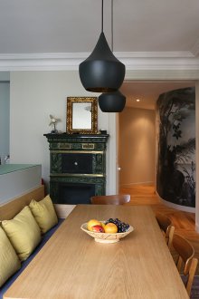 Ο χώρος ανάμεσα στην κουζίνα και το σαλόνι είναι ξύλινος