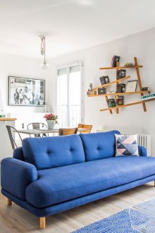 Διαχωρισμός με καναπέ ανάμεσα στην κουζίνα και το σαλόνι