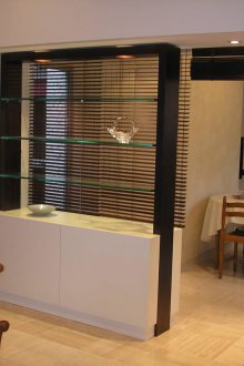 Ο χώρος ανάμεσα στην κουζίνα και το σαλόνι στο σπίτι