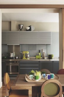 Διαχωρισμός μεταξύ της κουζίνας και του καθιστικού με τις πόρτες