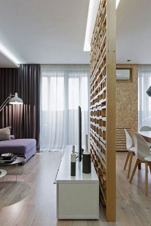 Το χώρισμα ανάμεσα στην κουζίνα και το σαλόνι είναι γεωμετρικό