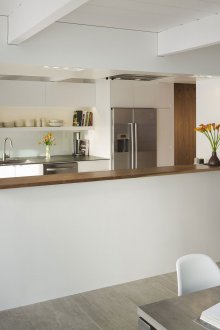 Η διαχωριστική επιφάνεια μεταξύ της κουζίνας και του καθιστικού είναι από γυψοσανίδα