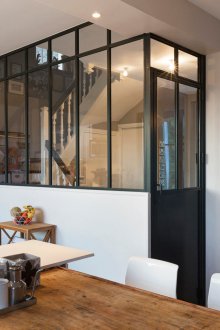 Διαχωρισμός μεταξύ της κουζίνας βιομηχανικού στιλ και του καθιστικού