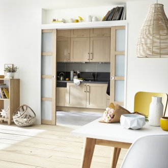 Διαχωρισμός με πόρτες διαμερίσματος ανάμεσα στην κουζίνα και το σαλόνι