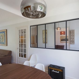 Διαχωρισμός μεταξύ της κουζίνας και του καθιστικού στο διαμέρισμα