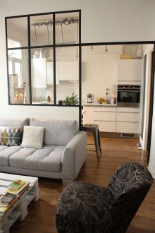 Διαχωρισμός μεταξύ της κουζίνας και της σοφίτας του καθιστικού