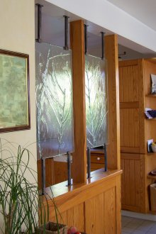 Ο χώρος ανάμεσα στην κουζίνα και το σαλόνι είναι από μασίφ ξύλο με γυαλί